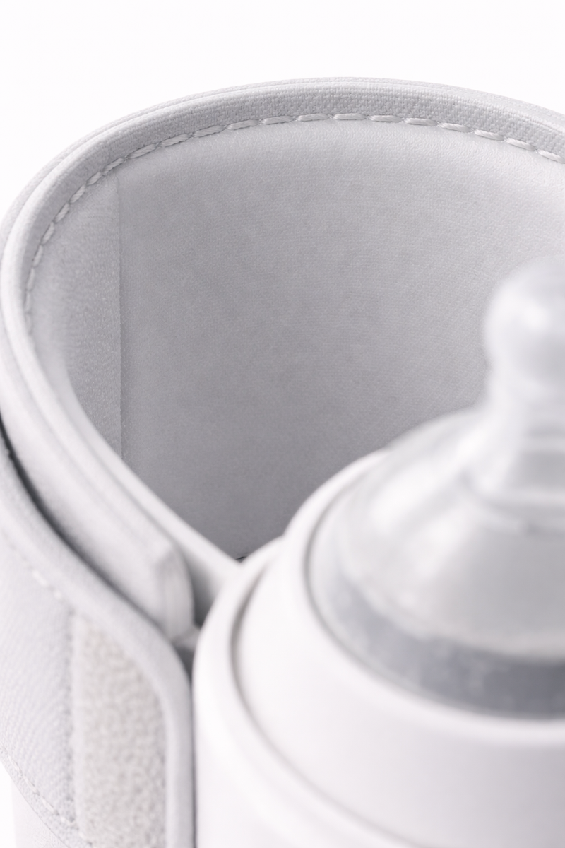 Loriava taşınabilir biberon ısıtıcısı yakın plan; kılıfın iç kısmı ve biberonun üst bölümü detay görünümü.